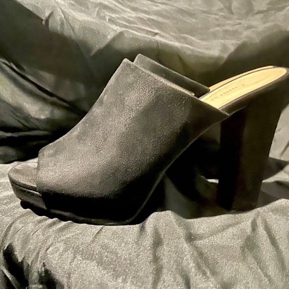 Elegant Black Mules | Block Heel |Chinese Laundry | Size 8 - Picture 1 of 3